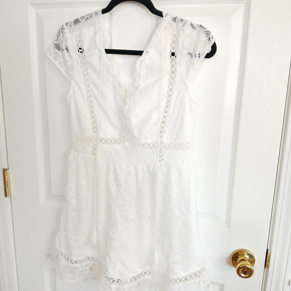 Hello Molly White Lace V-Neck Mini Romper Boho Sexy Romantic Bridal Resortwear - Picture 3 of 12